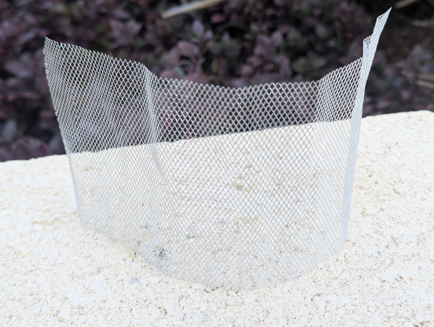 Scale wire mesh fencing 10cm tall x 24cm long